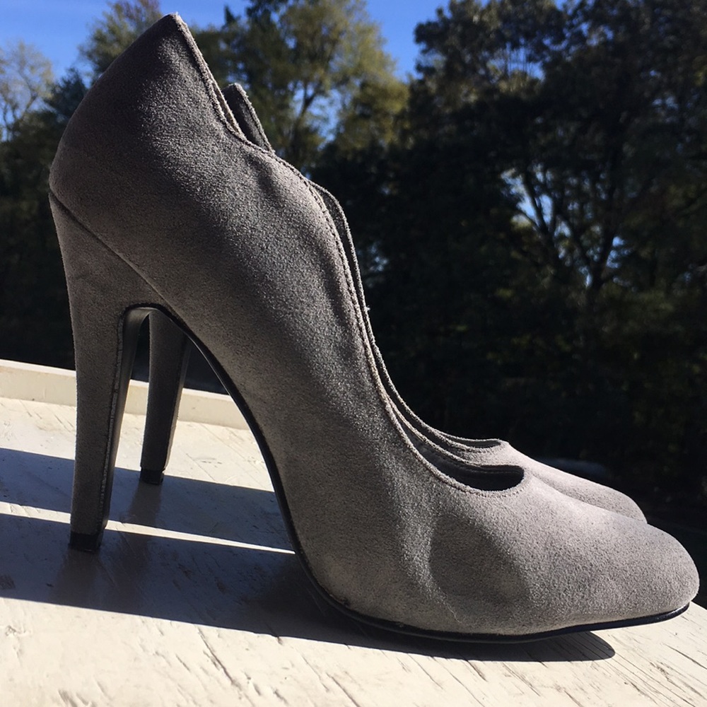 Grey Suede Pumps w/scallop detail